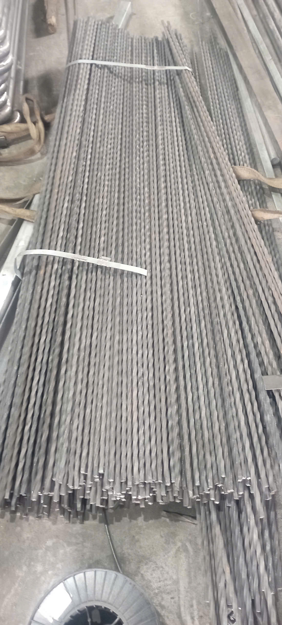 Lý do sử dụng thép vuông xoắn trong thiết kế grating thoát nước