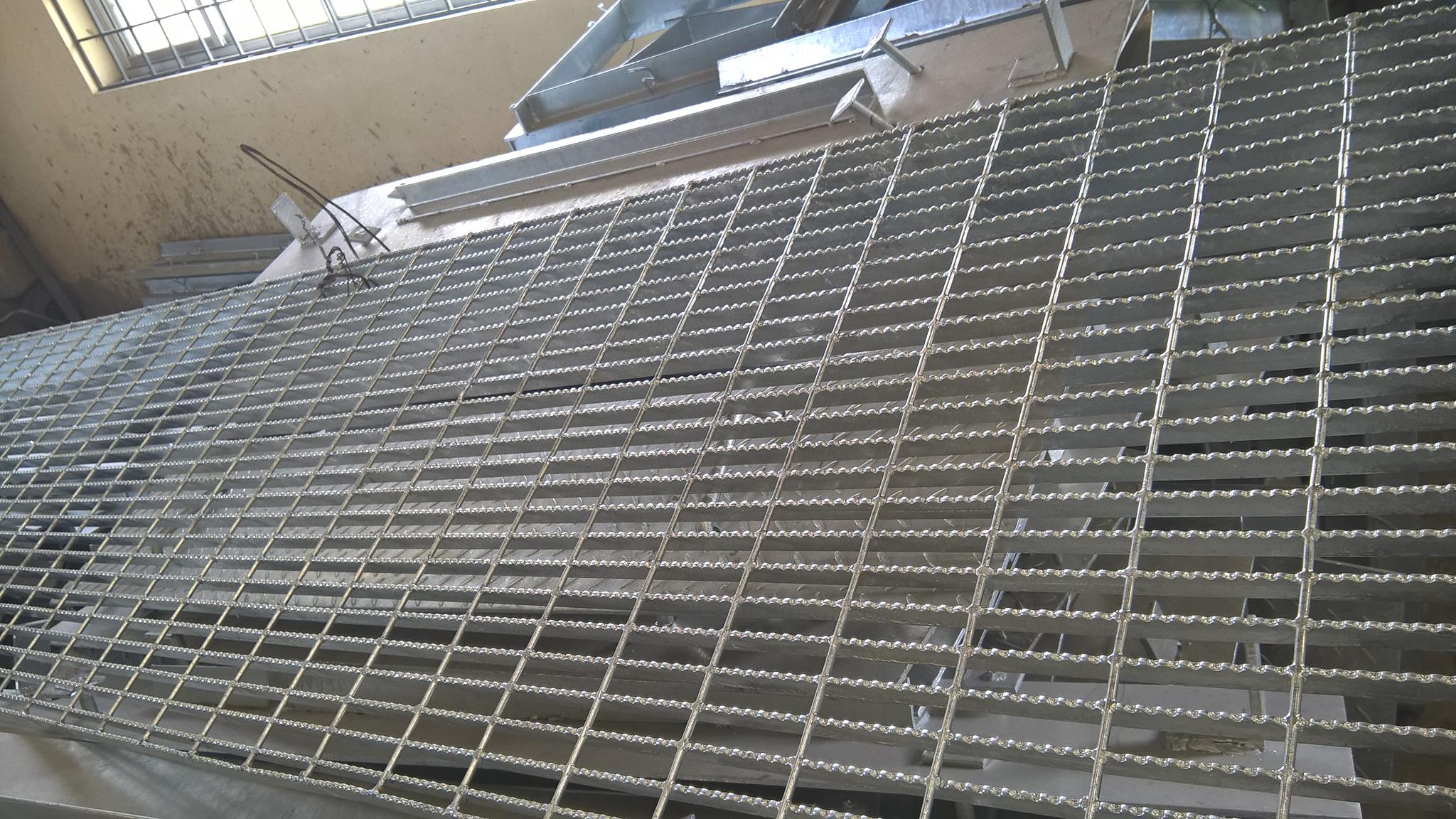 Lưới chắn rác mạ kẽm nhúng nóng